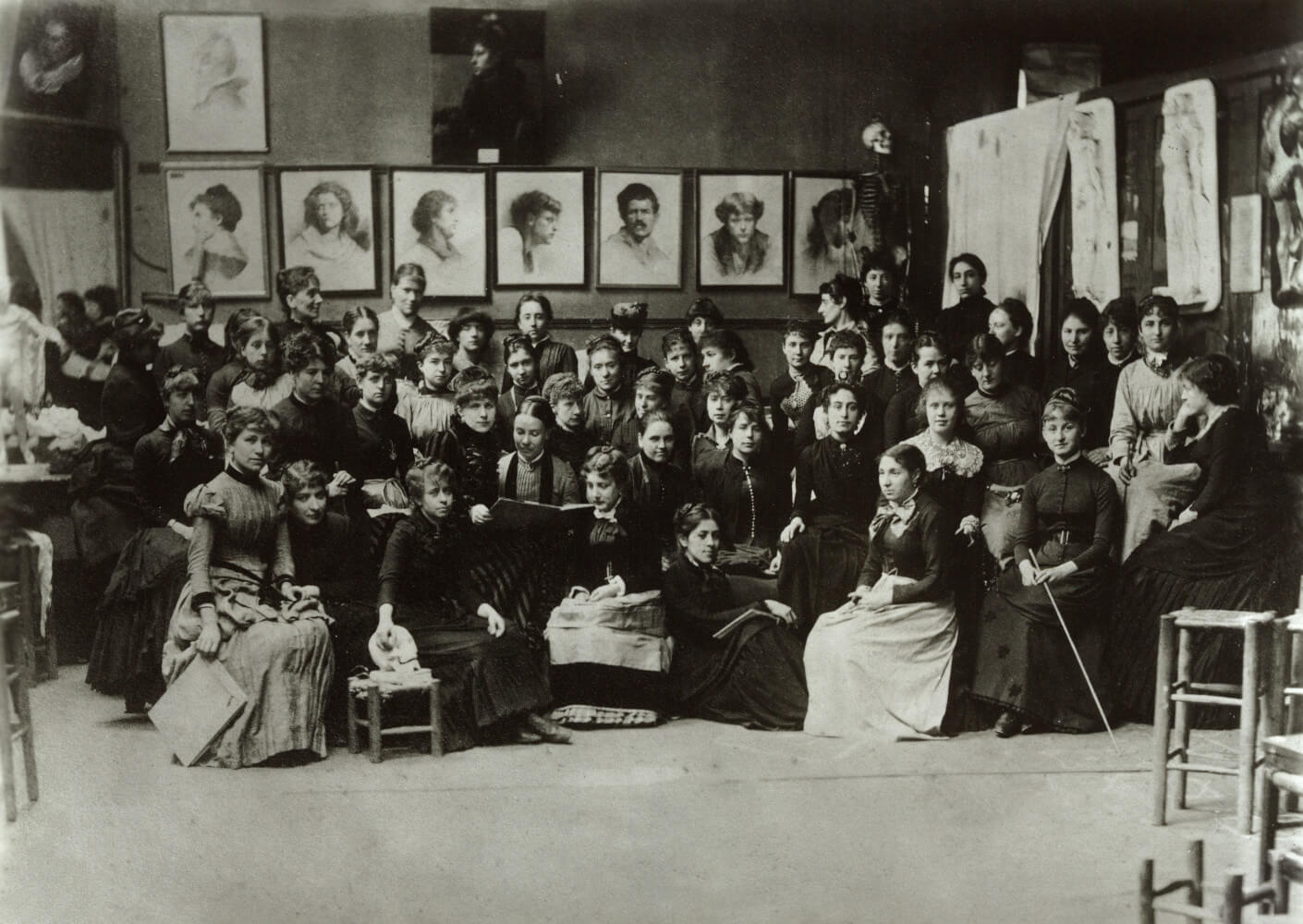 19 世纪末巴黎朱利安学院画室场景(1887 年穆夏在朱利安学院半工半读)